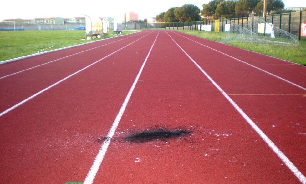 Pista danneggiata da un petardo