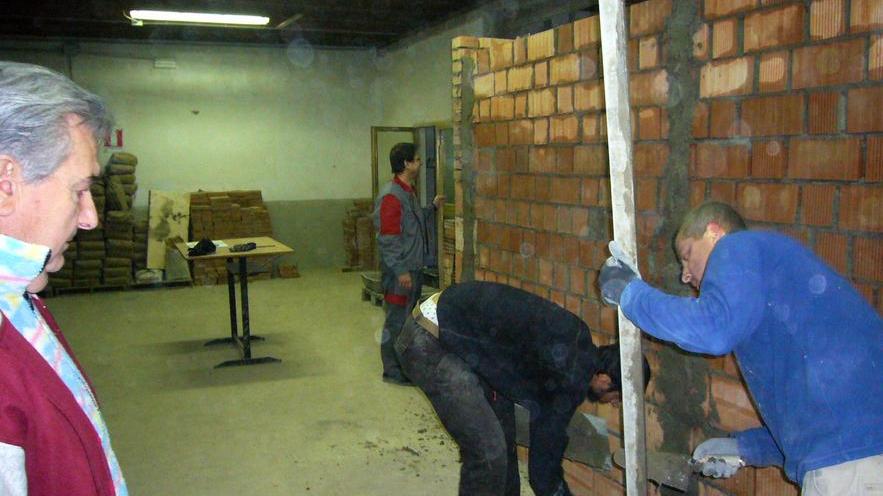 Da profughi diventano muratori e posatori