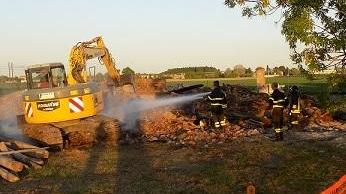 Incendio di sterpaglie brucia fienile