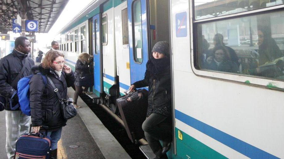 A 7 anni scappa da scuola e sale sul treno
