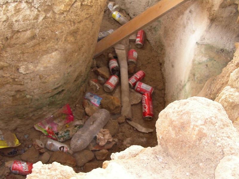 Rifiuti nell'area archeologica di Su Crocifissu Mannu a Porto Torres