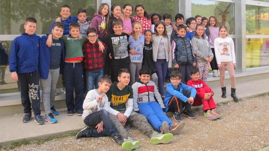 I bambini delle quinte elementari della scuola Don Aldo Mei di Bozzano