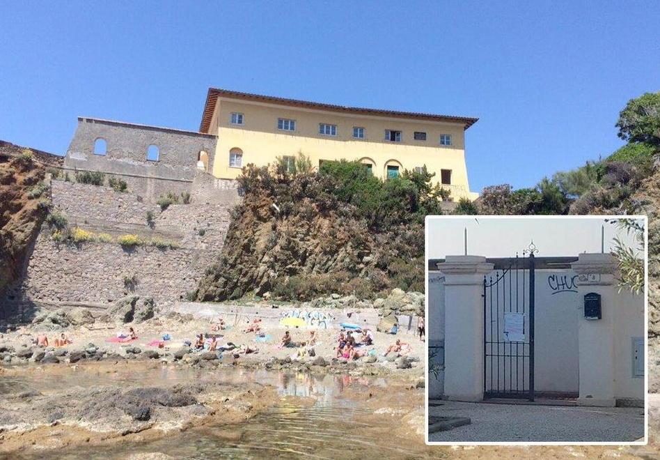 La spiaggia della Cianciafera e, nel riquadro, il cancello con appesa l'ordinanza di riapertura