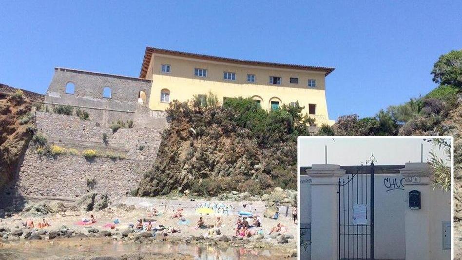 La spiaggia della Cianciafera e, nel riquadro, il cancello con appesa l'ordinanza di riapertura