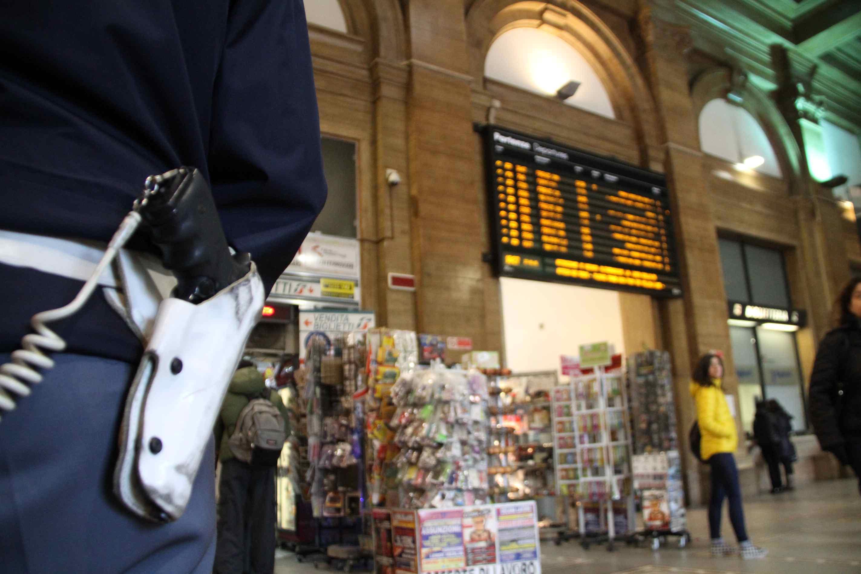 Controlli della polizia alla stazione centrale di Prato