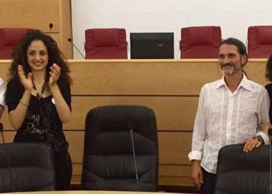 Paola Conticelli e il sindaco Sean Wheeler nell’aula consiliare di Porto Torres