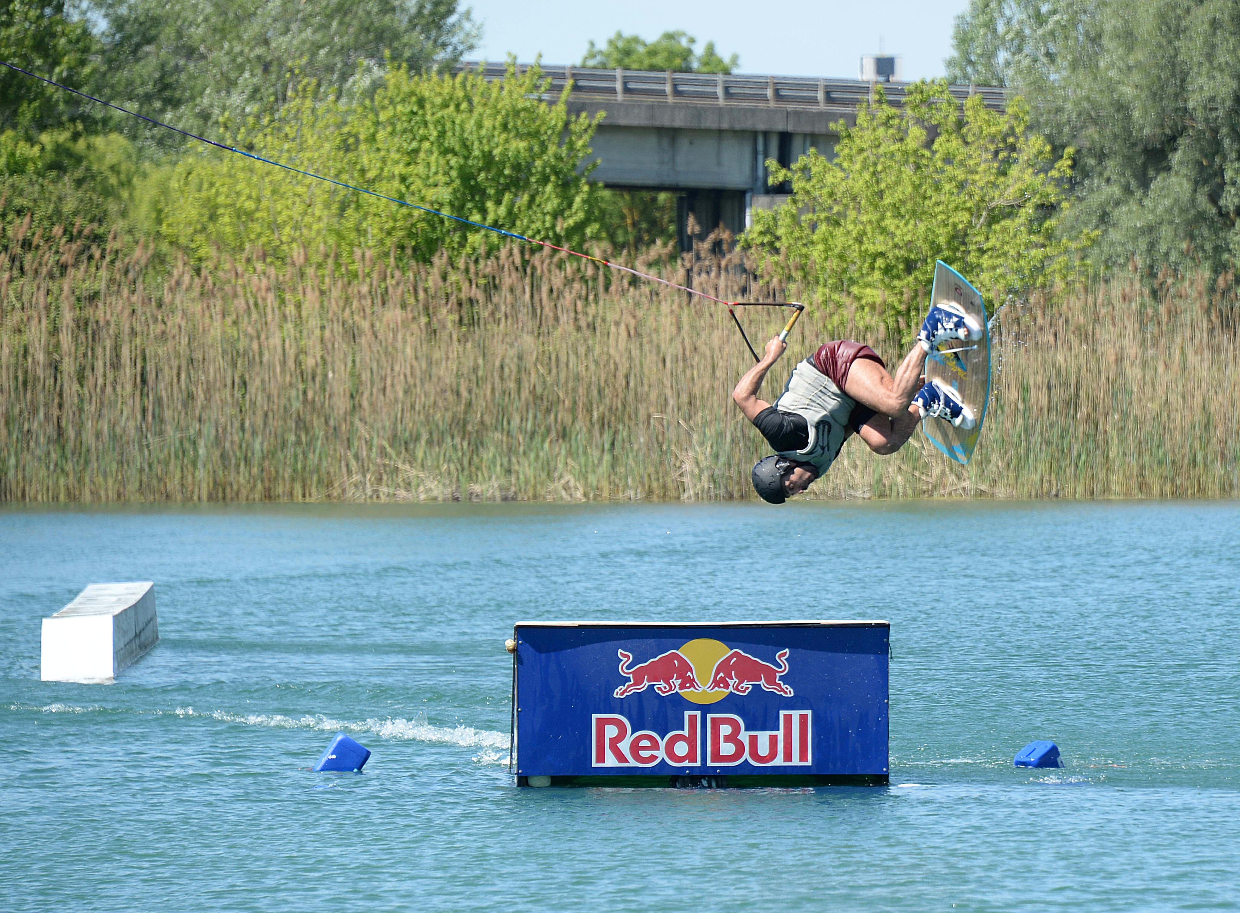 Marco Primucci compie alcune evoluzioni nel Wake Park di Pontedera (Fotoservizio di Franco Silvi)