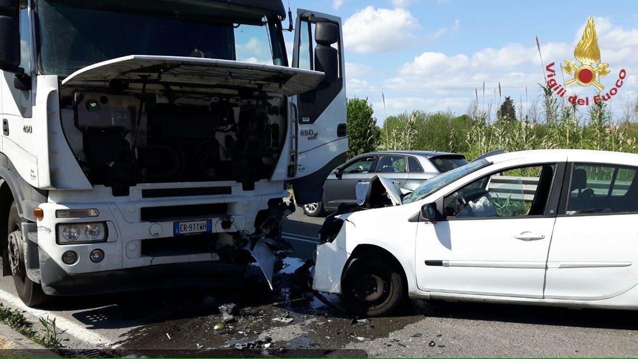 Via Nazario Sauro, frontale fra auto e camion