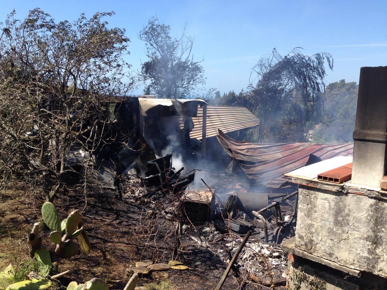 Incendio devasta un annesso agricolo in via delle Gore
