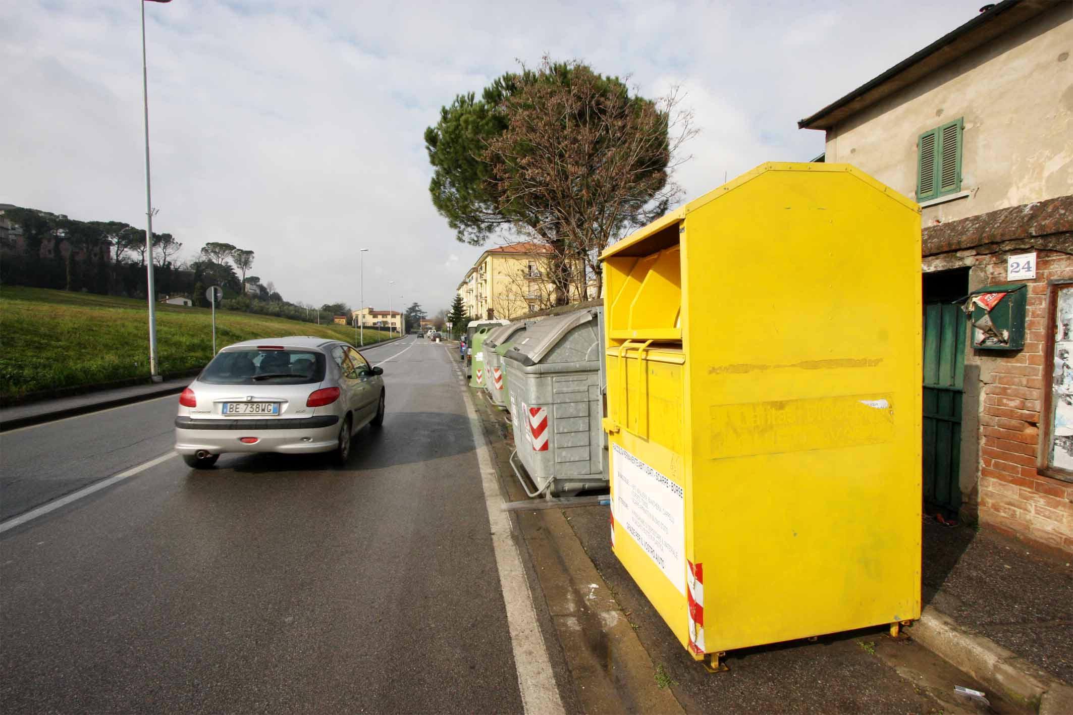 Un cassonetto per la raccolta di abiti usati (foto d'archivio)