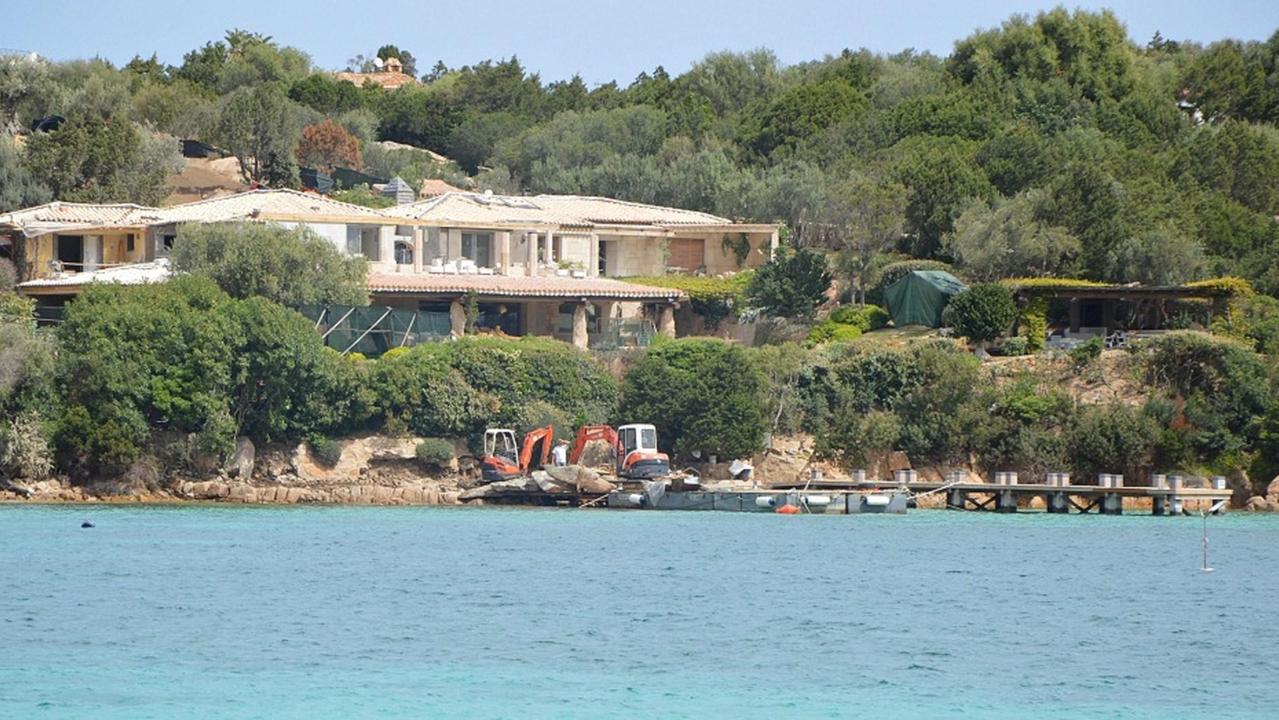 Le due ruspe al lavoro in spiaggia davanti a una villa di Porto Cervo