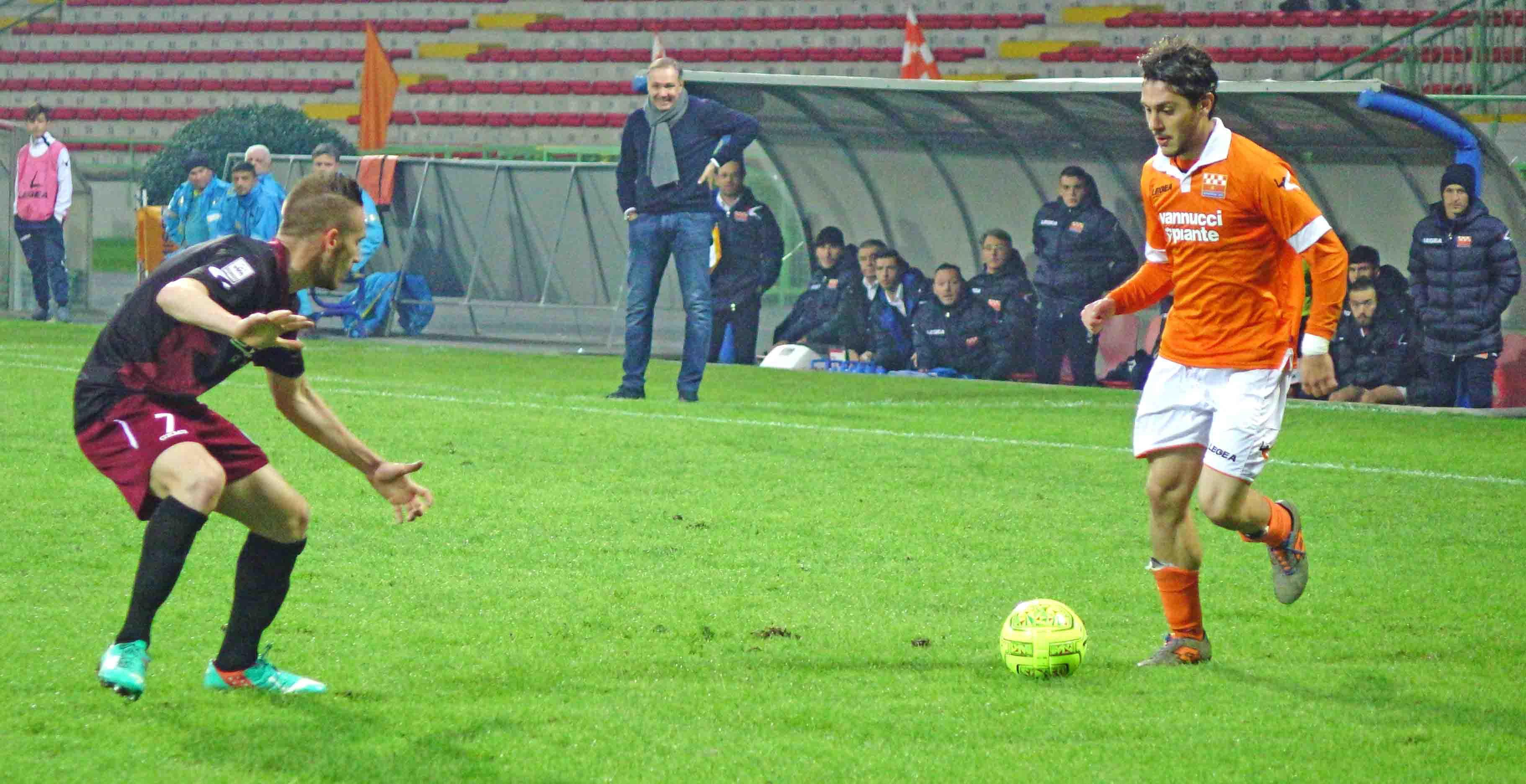 Un'azione nel match di andata fra Pistoiese ed Arezzo (Foto Gori)