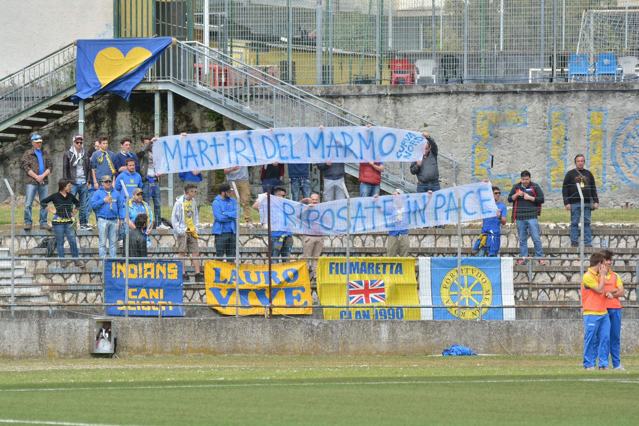 Lo striscione dei tifosi in memoria dei cavatori