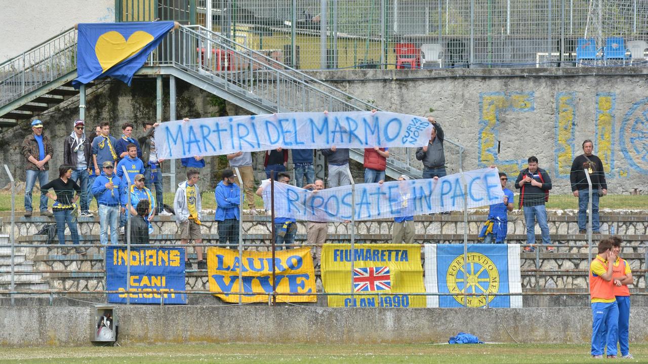 Lo striscione dei tifosi in memoria dei cavatori