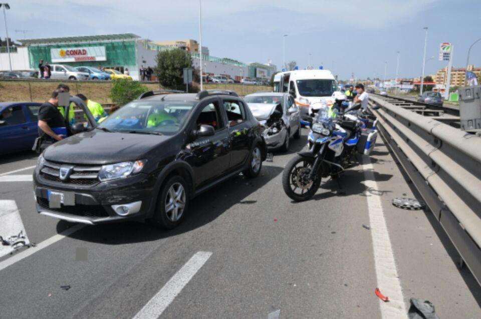 L'incidente sull'asse mediano (foto Mario Rosas)