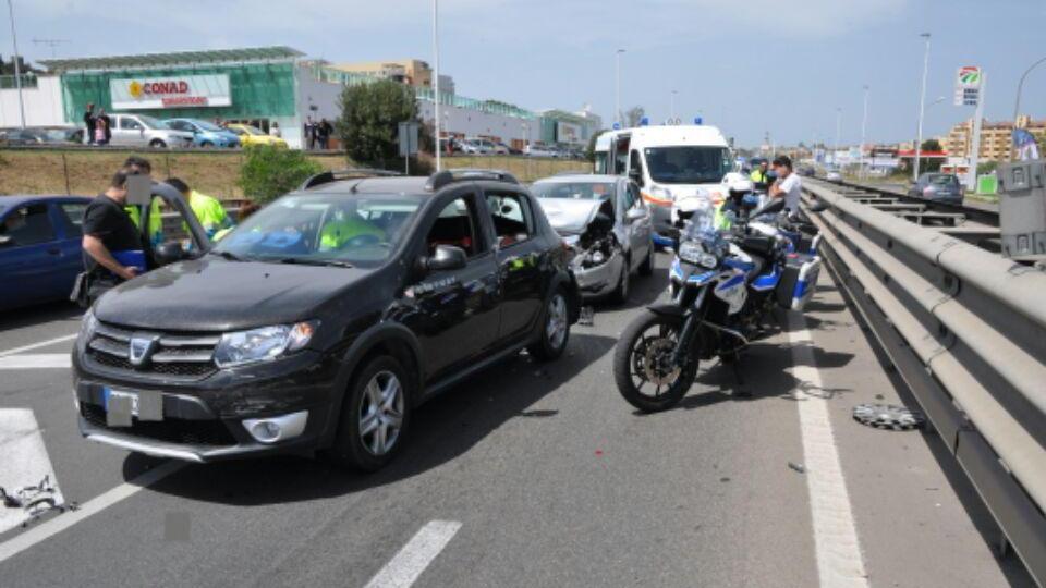L'incidente sull'asse mediano (foto Mario Rosas)