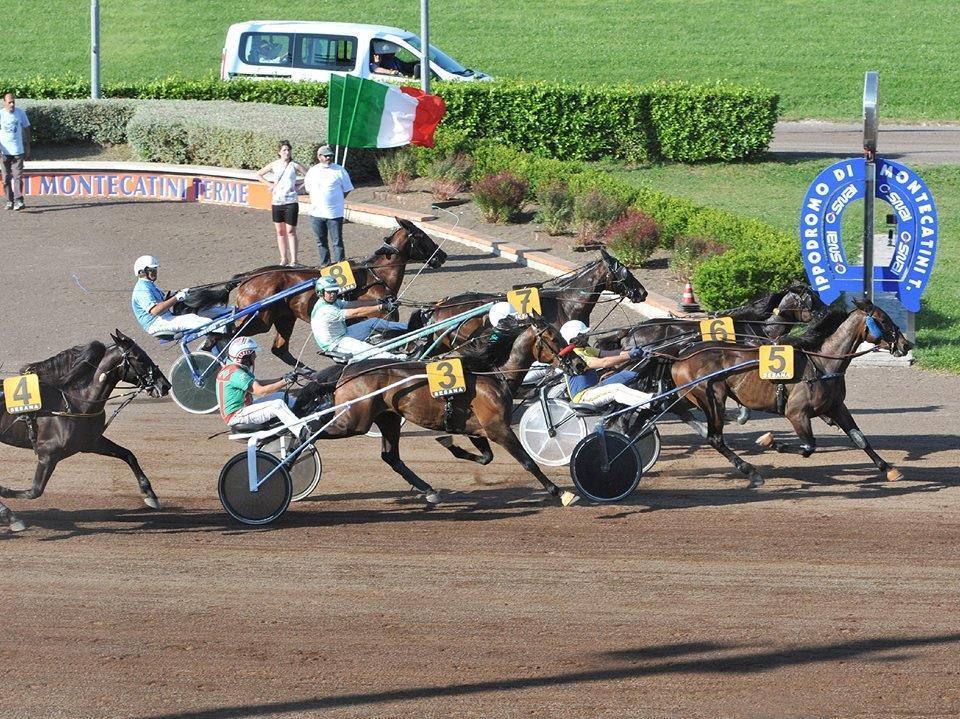Un arrivo all'ippodromo Sesana (Foto Rosellini)