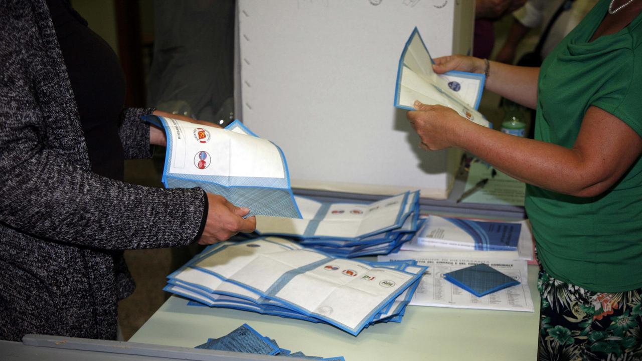 Operazioni di voto in Versilia