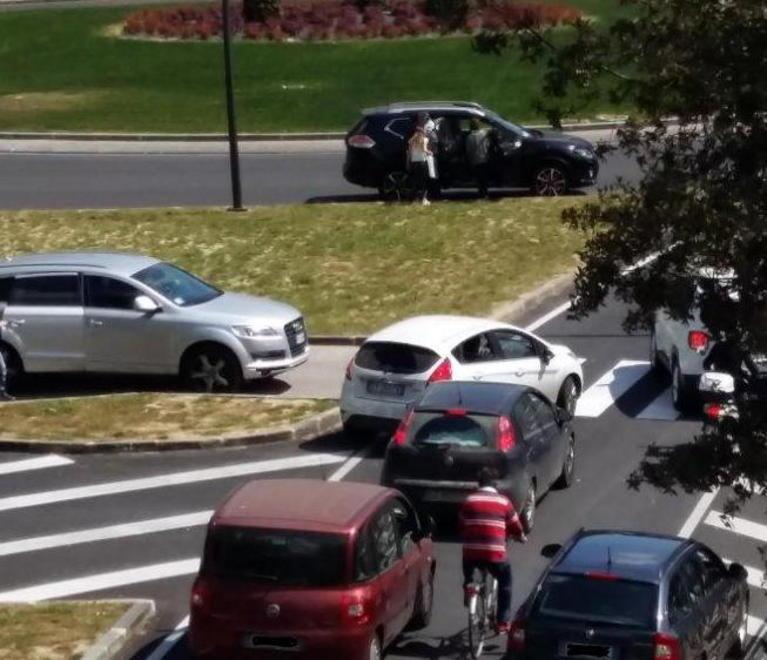 Mercato e scuola, e il traffico va in tilt a Porta Elisa 