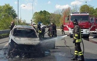 Si ustiona cercando di domare l’incendio della propria auto 