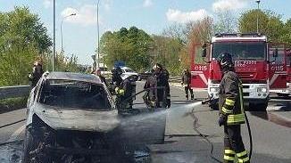 Si ustiona cercando di domare l’incendio della propria auto