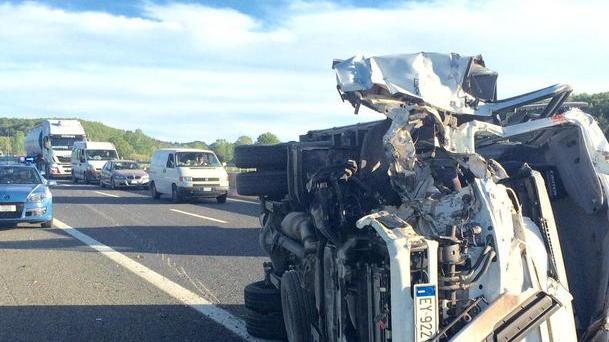 Schianto in A12 contro un tir: è gravissimo