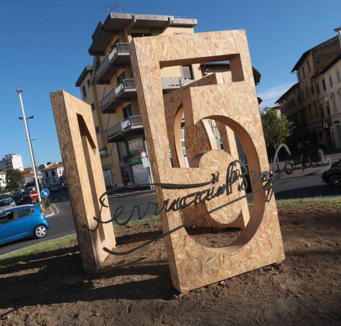 Sulla rotatoria il logo in legno dedicato a Busoni