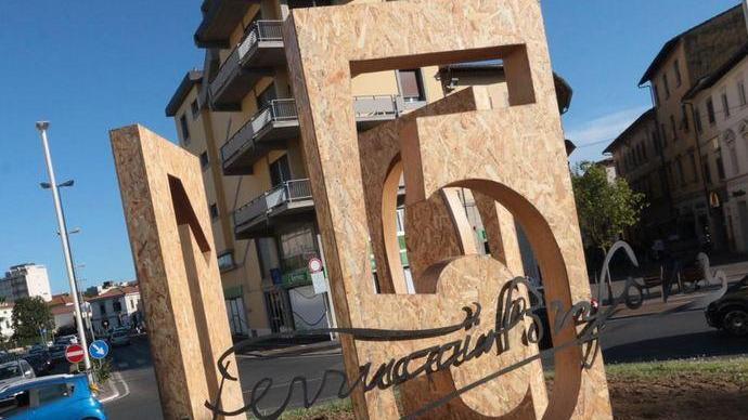 Sulla rotatoria il logo in legno dedicato a Busoni