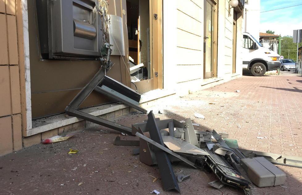 Boato nella notte: esplode il bancomat 