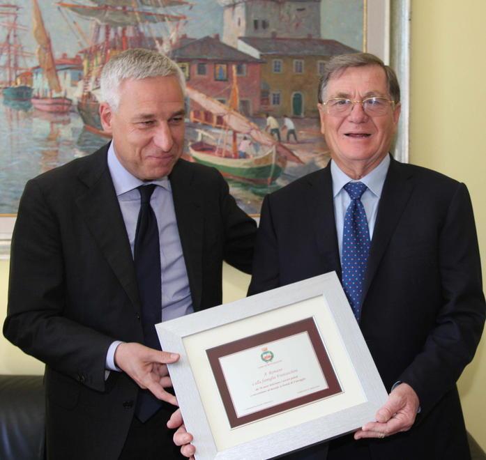 La targa consegnata dal sindaco Del Ghingaro per il mezzo secolo di successi