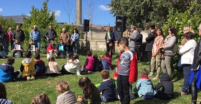 Paese in festa per i suoi alberi Piantati 35 fusti dedicati ai bimbi