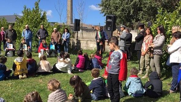 Paese in festa per i suoi alberi Piantati 35 fusti dedicati ai bimbi
