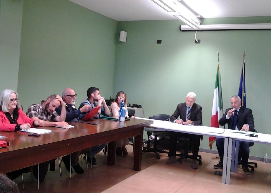 Cinelli «autoritario» ma resta al governo 