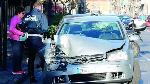 Accecato dal sole tampona il bus