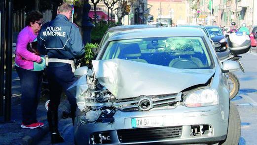 Accecato dal sole tampona il bus