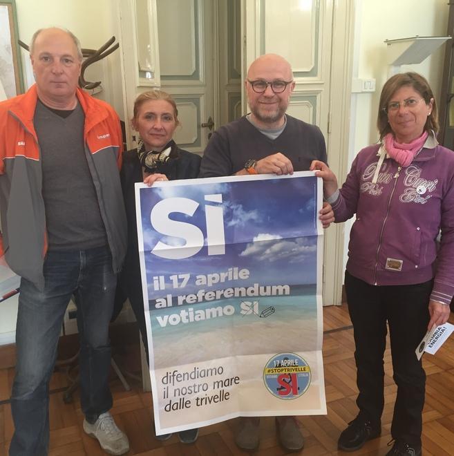 «Andate a votare» Nogarin incontra il comitato del Sì 