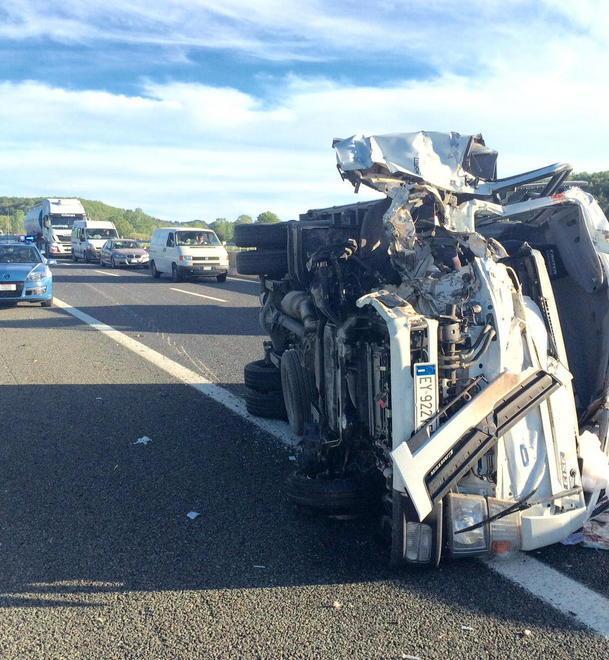 Schianto in A12 contro un tir: è gravissimo 