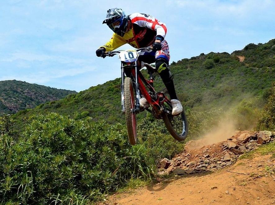 In picchiata da Monte Pino gli acrobati del downhill 