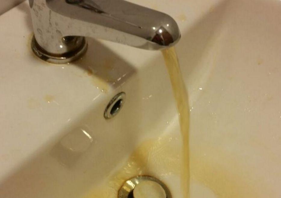 Acqua gialla e putrida, doccia proibita nel carcere di Nuchis 