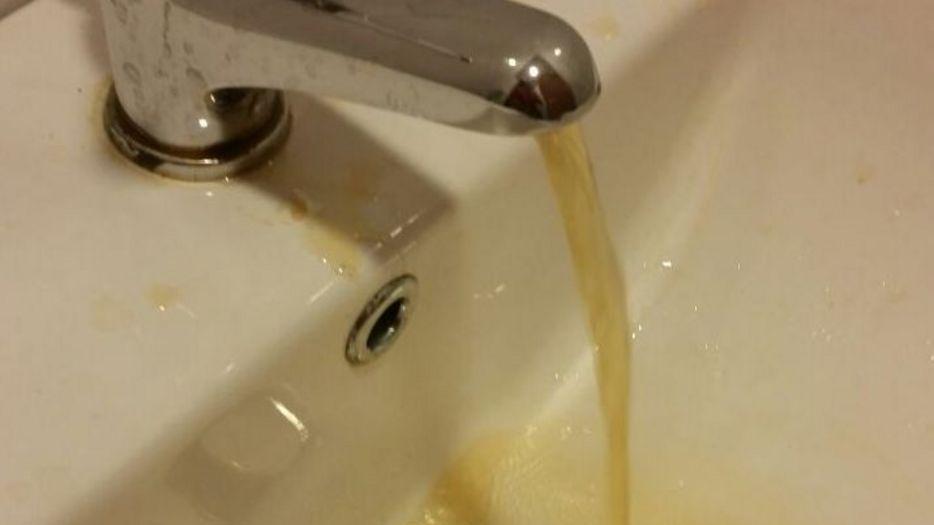 Acqua gialla e putrida, doccia proibita nel carcere di Nuchis