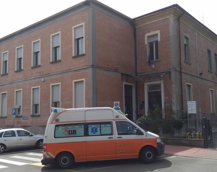Maranello, ingoia una nocciolina e si sente male