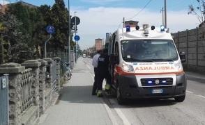 Anziano cade in bici, curato in strada