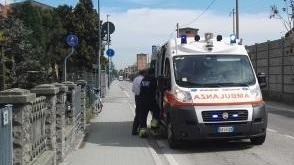 Anziano cade in bici, curato in strada