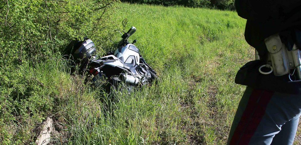 Cade con la moto, ferito un 37enne 
