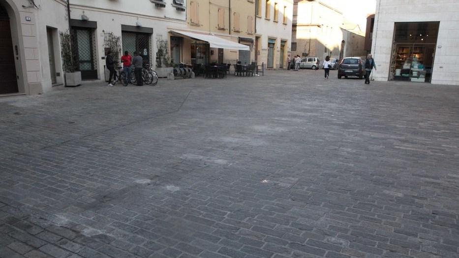 Tolta la maxi panchina, ora via le auto