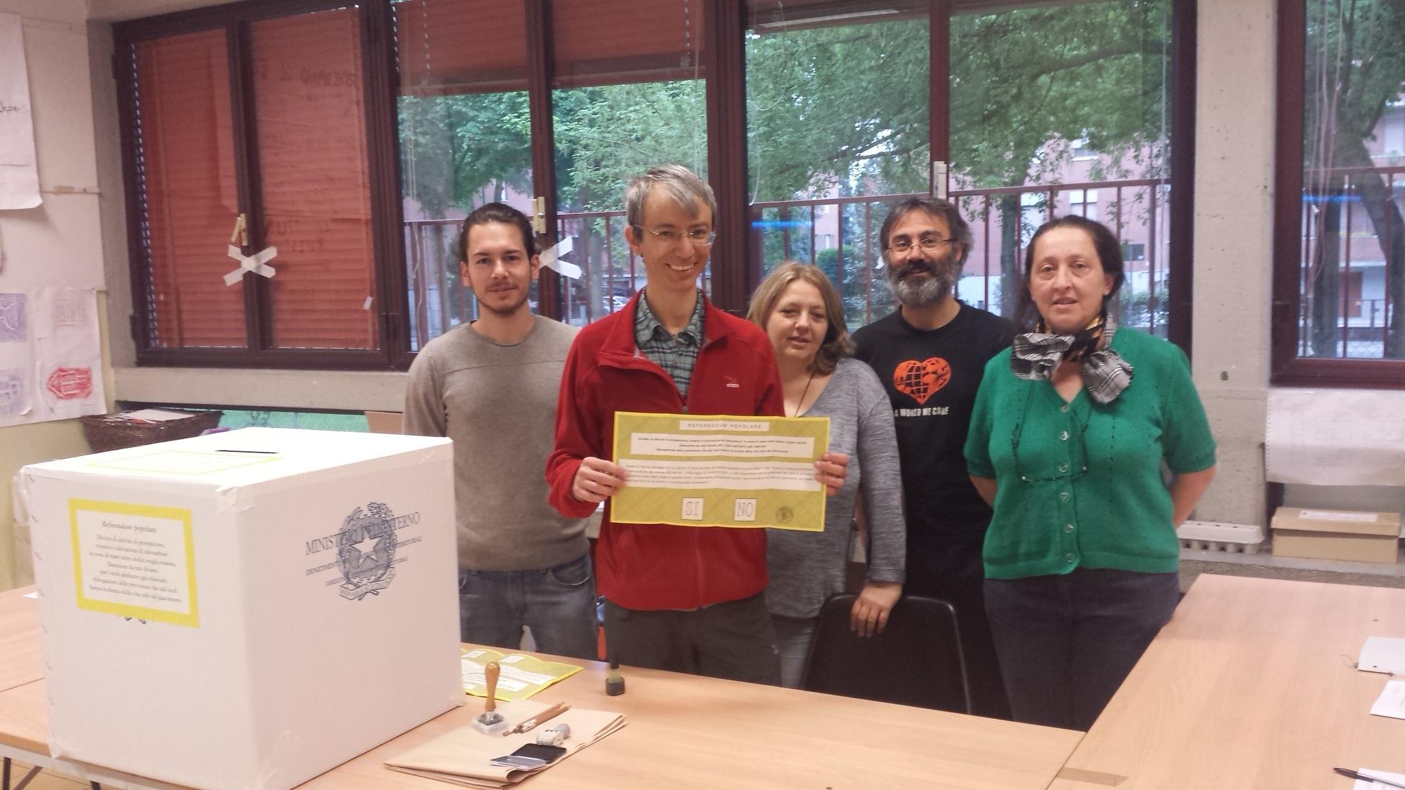 L'apertura del seggio 49 questa mattina alla scuola Manzoni di via Zanardi a Ferrara
