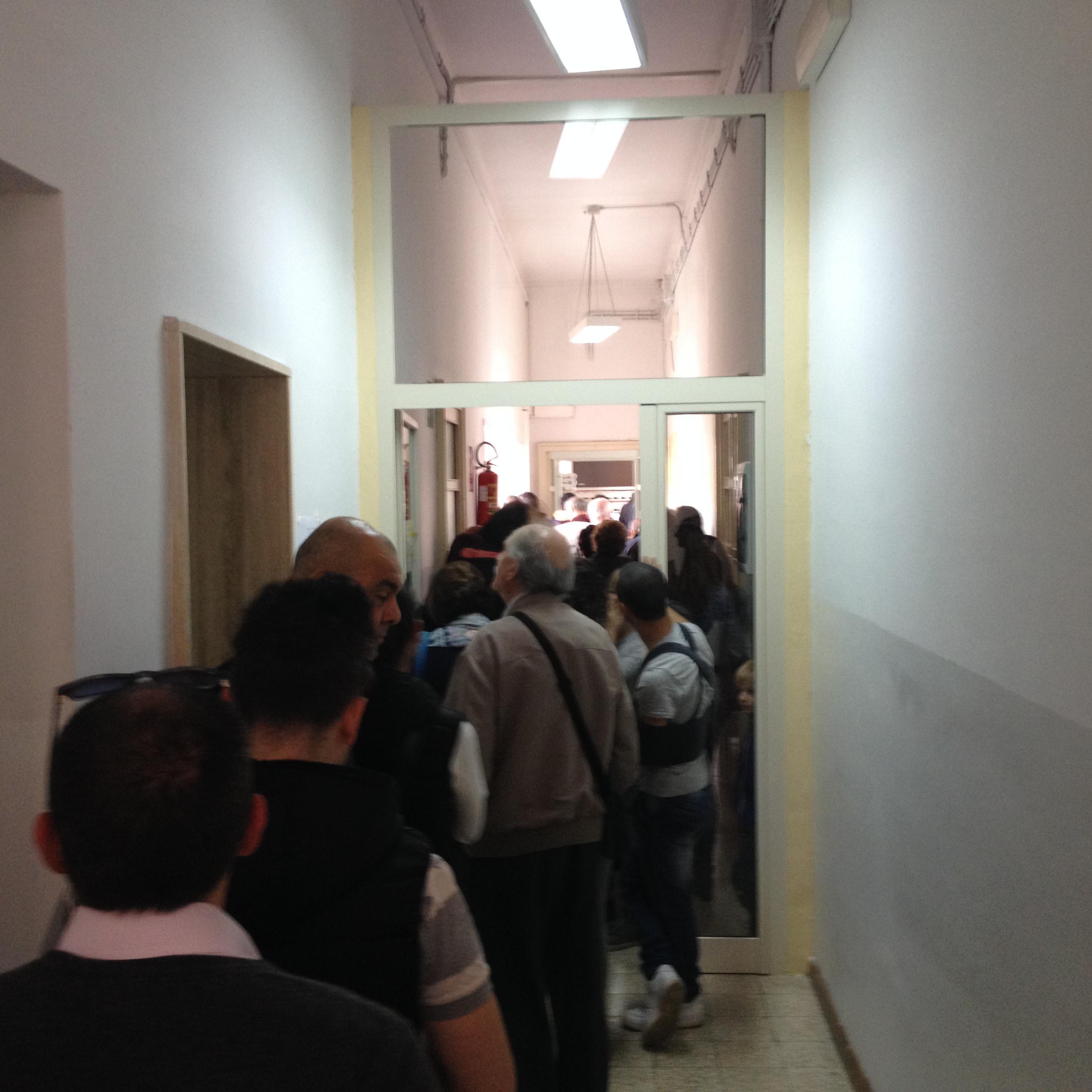 La coda di cittadini all'ufficio elettorale di piazza Santa Caterina
