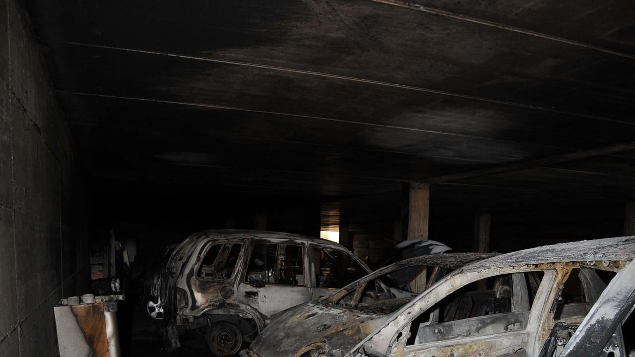 Le auto distrutte nel garage di via Bazzoni Sircana (foto Sanna)