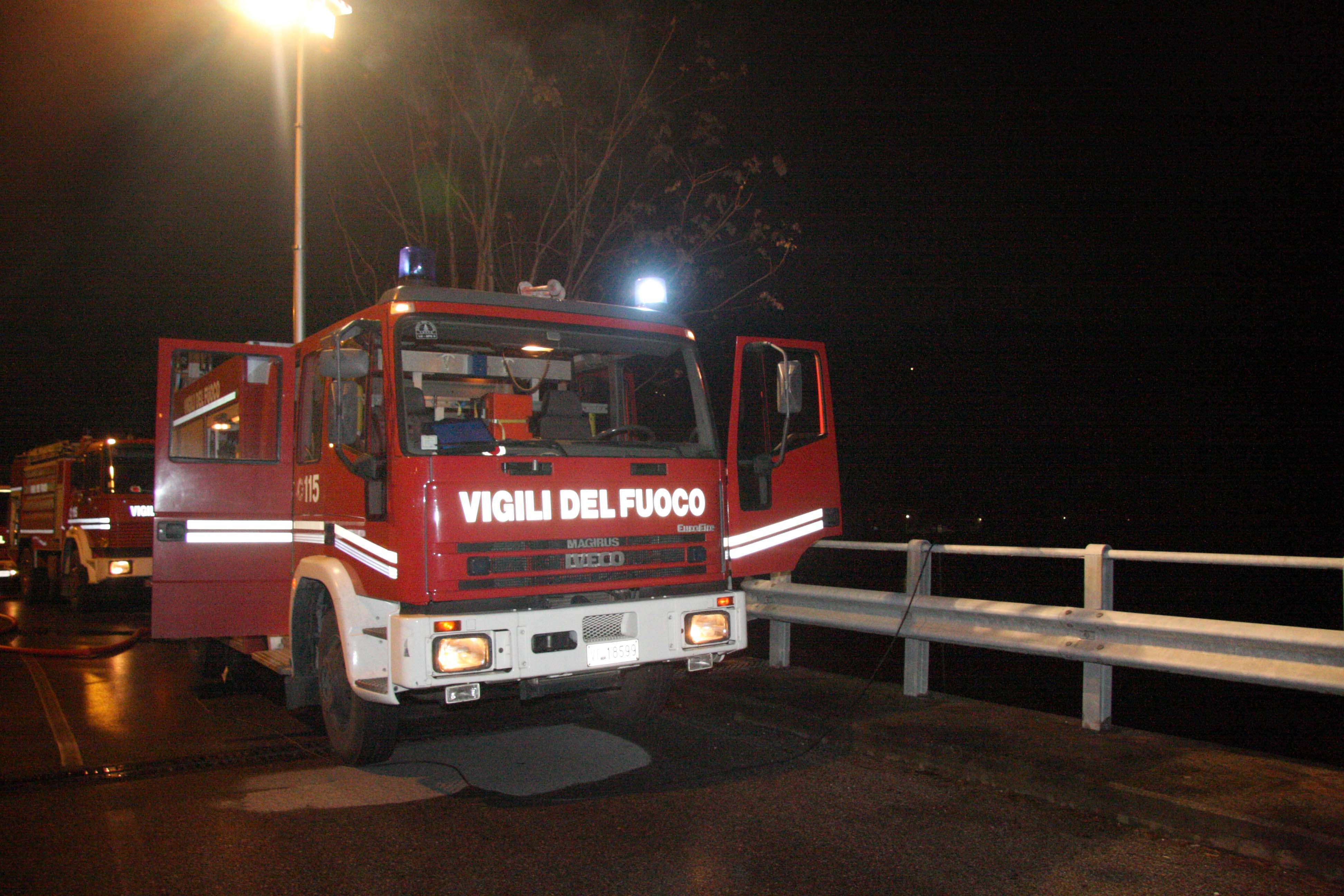 Un mezzo dei vigili del fuoco a Pietrasanta