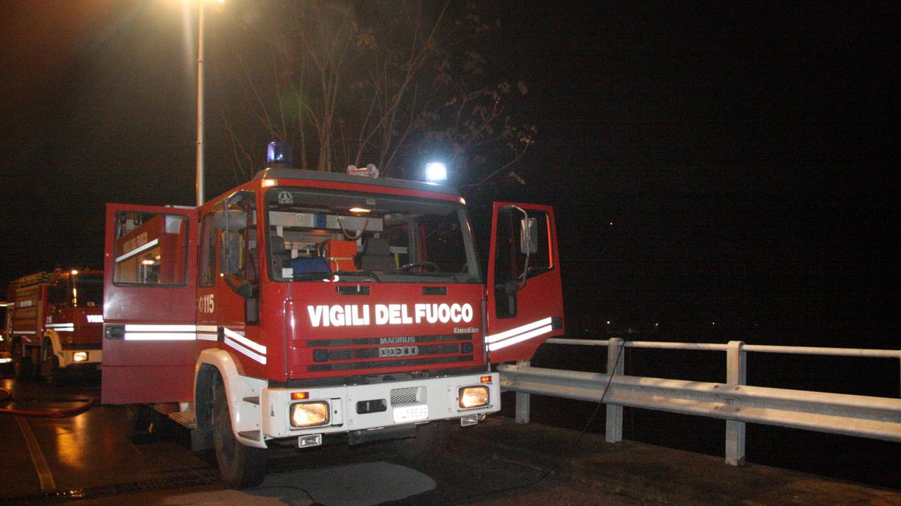 Un mezzo dei vigili del fuoco a Pietrasanta